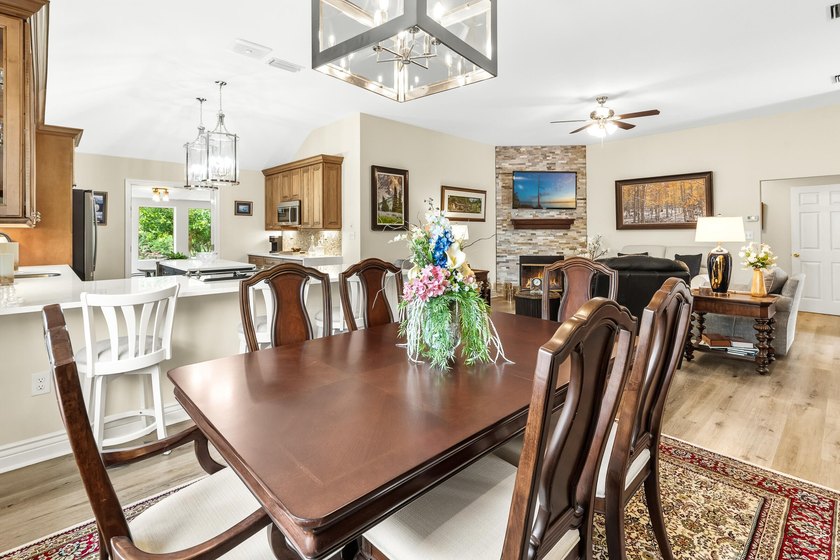 Beautifully updated and meticulously maintained single-story - photo 15