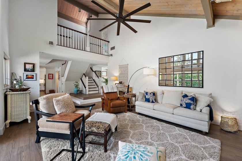 Beautifully remodeled 3 BR/3 BA home with a full 2 car garage in - photo 15