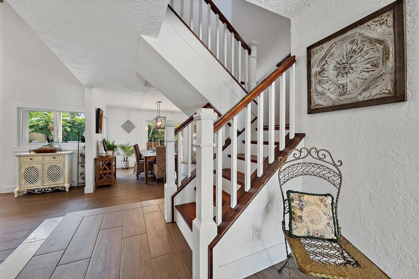 Beautifully remodeled 3 BR/3 BA home with a full 2 car garage in - photo 17