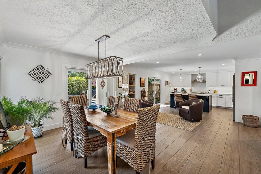 Beautifully remodeled 3 BR/3 BA home with a full 2 car garage in - photo 18