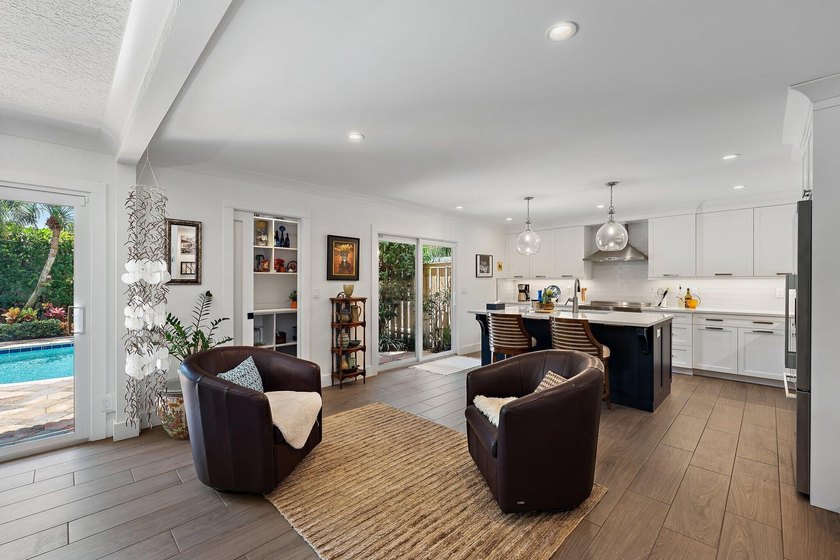 Beautifully remodeled 3 BR/3 BA home with a full 2 car garage in - photo 20