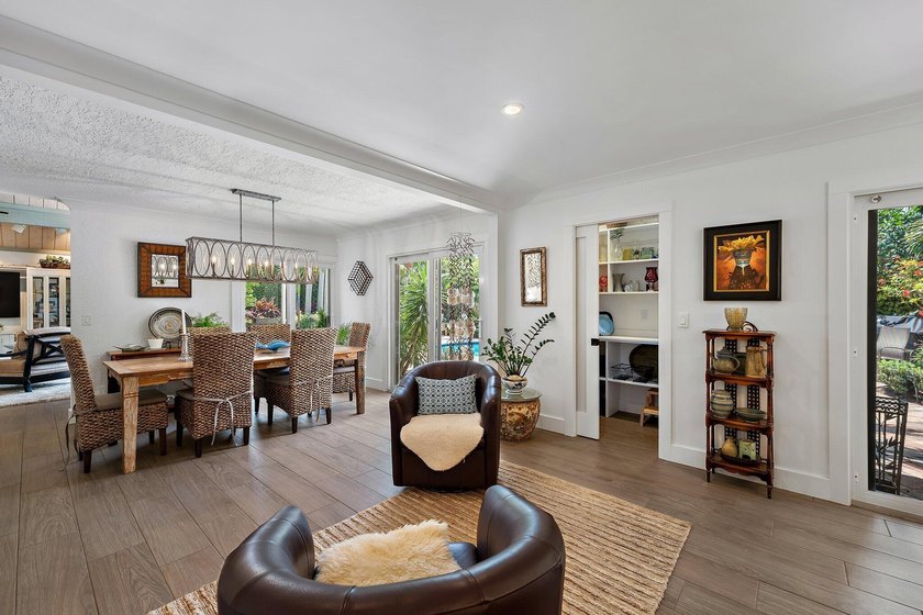 Beautifully remodeled 3 BR/3 BA home with a full 2 car garage in - photo 21