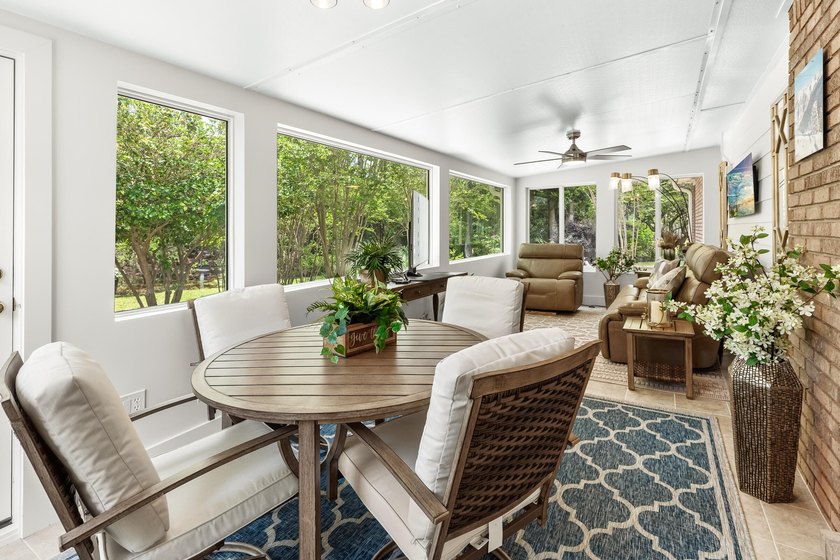 Beautifully updated and meticulously maintained single-story - photo 23