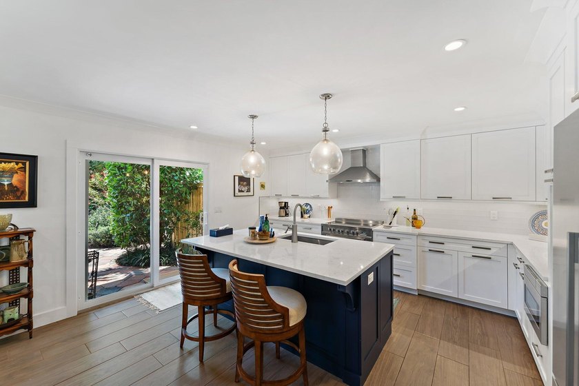 Beautifully remodeled 3 BR/3 BA home with a full 2 car garage in - photo 24