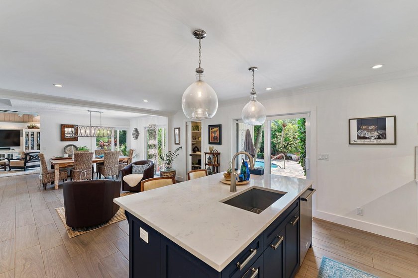 Beautifully remodeled 3 BR/3 BA home with a full 2 car garage in - photo 26