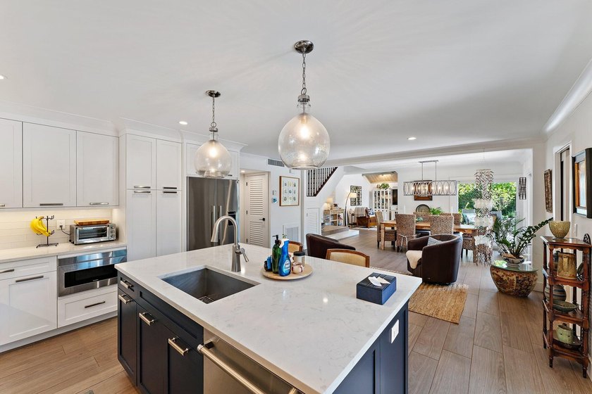 Beautifully remodeled 3 BR/3 BA home with a full 2 car garage in - photo 27