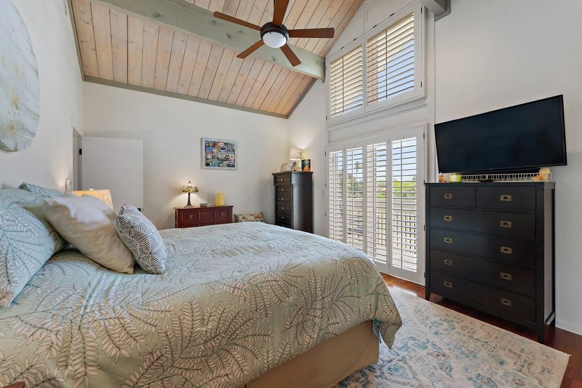 Beautifully remodeled 3 BR/3 BA home with a full 2 car garage in - photo 31