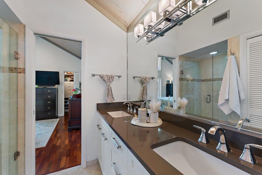 Beautifully remodeled 3 BR/3 BA home with a full 2 car garage in - photo 33