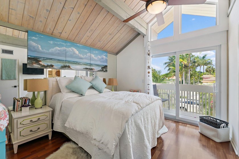 Beautifully remodeled 3 BR/3 BA home with a full 2 car garage in - photo 34