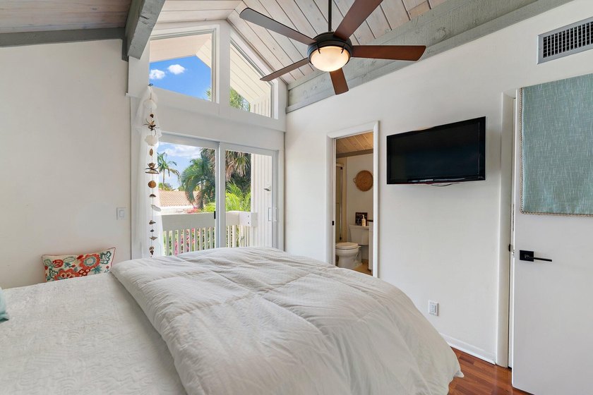 Beautifully remodeled 3 BR/3 BA home with a full 2 car garage in - photo 35