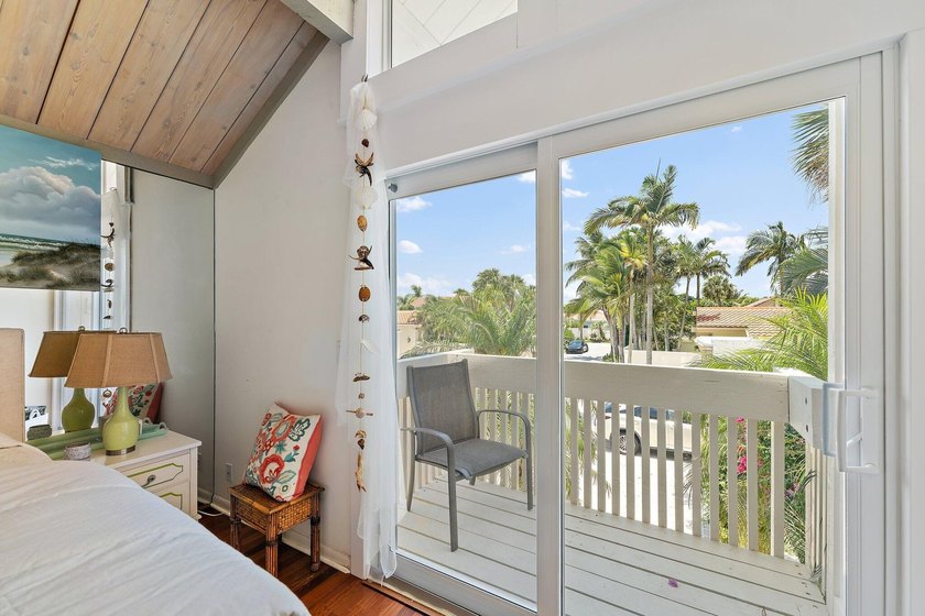 Beautifully remodeled 3 BR/3 BA home with a full 2 car garage in - photo 36