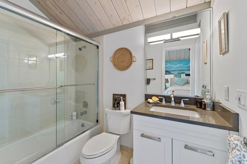 Beautifully remodeled 3 BR/3 BA home with a full 2 car garage in - photo 37
