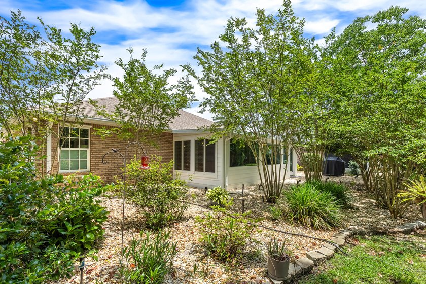 Beautifully updated and meticulously maintained single-story - photo 38