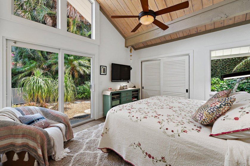 Beautifully remodeled 3 BR/3 BA home with a full 2 car garage in - photo 38