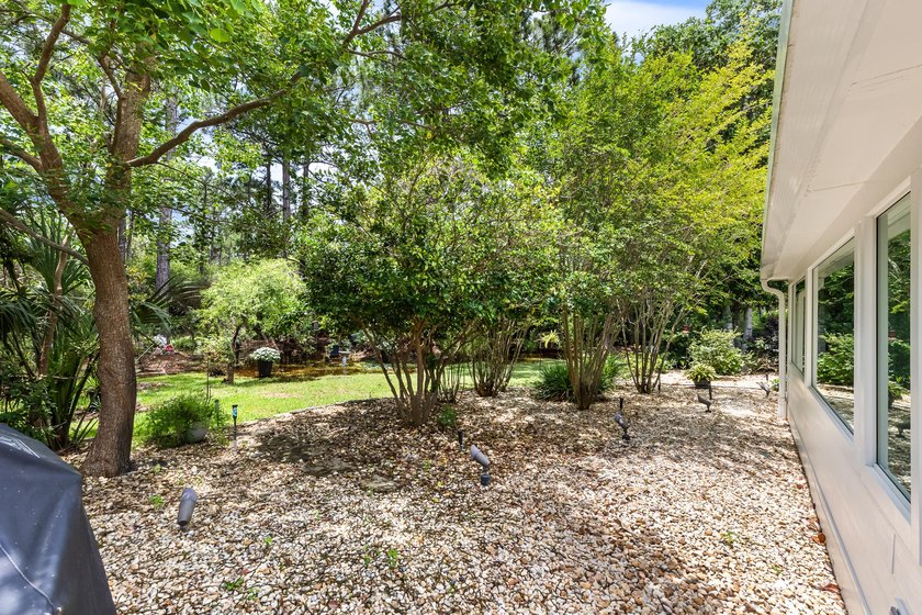 Beautifully updated and meticulously maintained single-story - photo 40