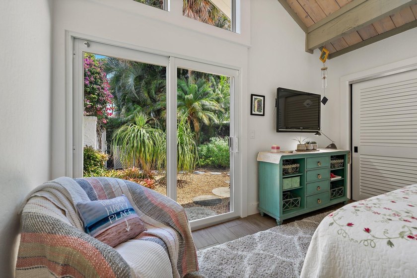 Beautifully remodeled 3 BR/3 BA home with a full 2 car garage in - photo 40