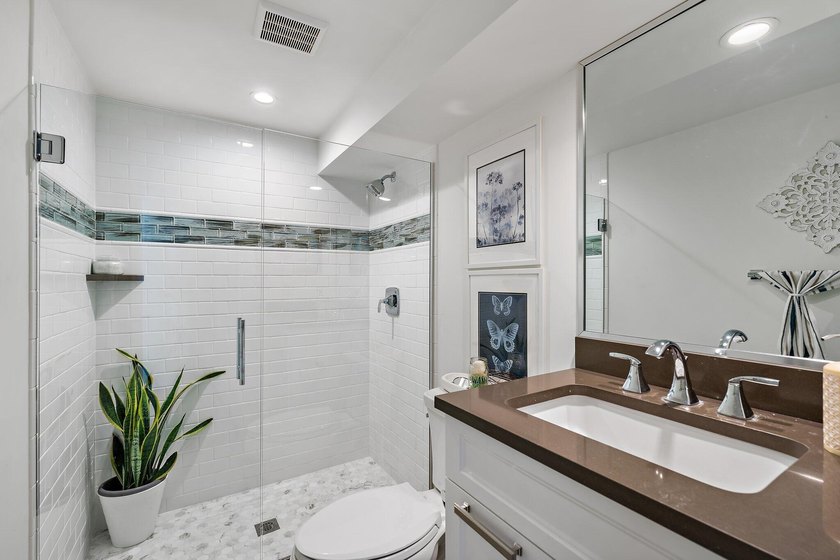 Beautifully remodeled 3 BR/3 BA home with a full 2 car garage in - photo 41