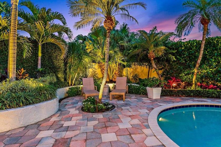 Beautifully remodeled 3 BR/3 BA home with a full 2 car garage in - photo 45