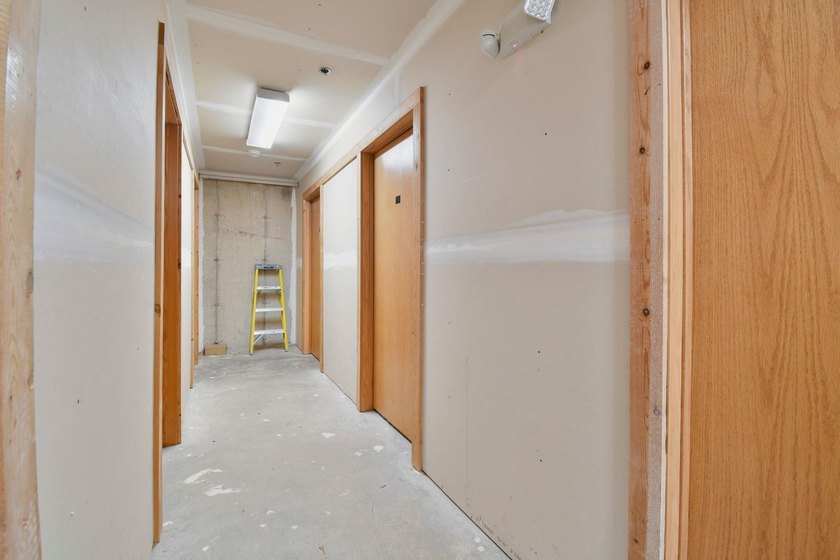This well-maintained 1-bedroom condo offers a comfortable - photo 24