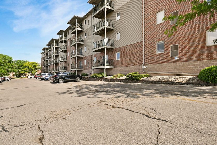 This well-maintained 1-bedroom condo offers a comfortable - photo 27