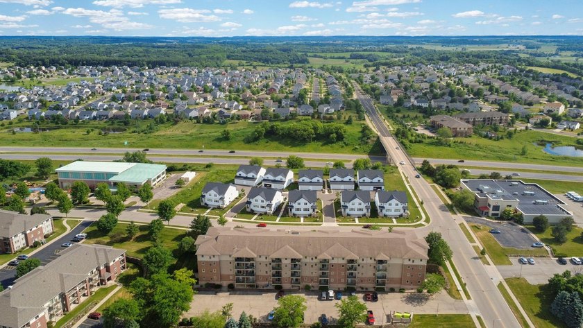 This well-maintained 1-bedroom condo offers a comfortable - photo 31