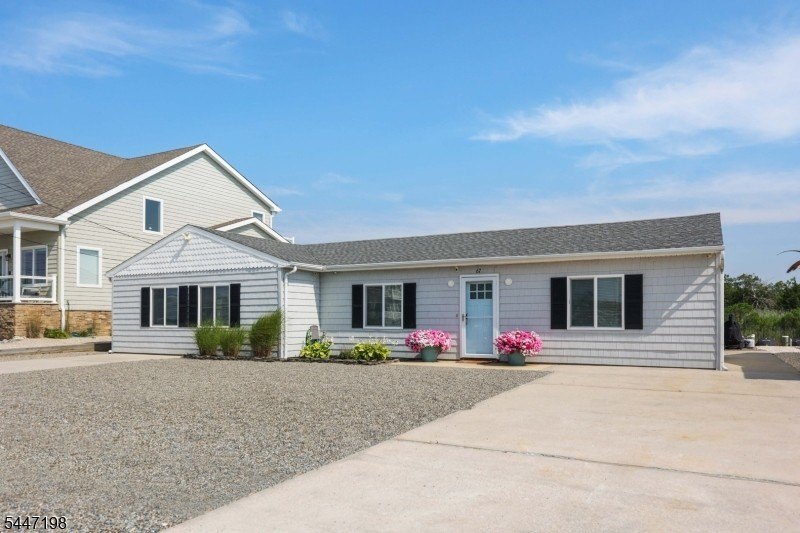 Immaculate turn key waterfront ranch in the desirable Skippers - photo 2