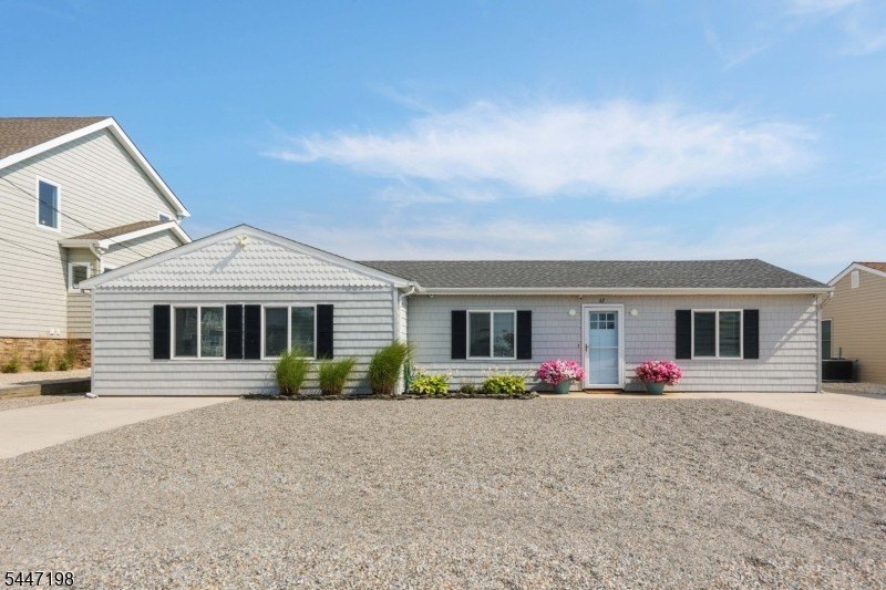 Immaculate turn key waterfront ranch in the desirable Skippers - photo 3
