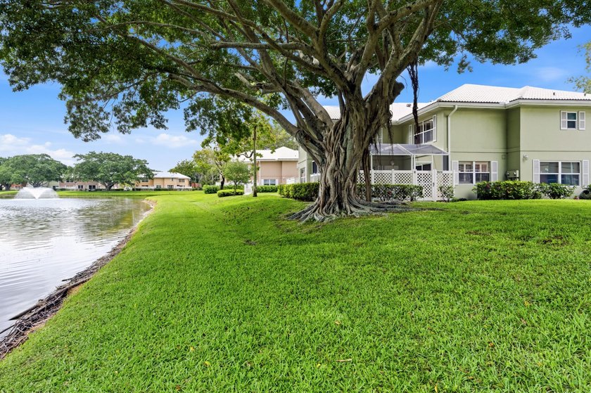Welcome to this lovingly cared for waterfront townhome centrally - photo 2