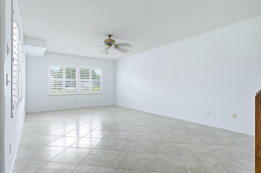 Welcome to this lovingly cared for waterfront townhome centrally - photo 4