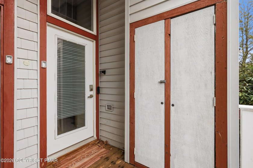 Welcome to your dream Pocono Mountain retreat! This turn-key - photo 4