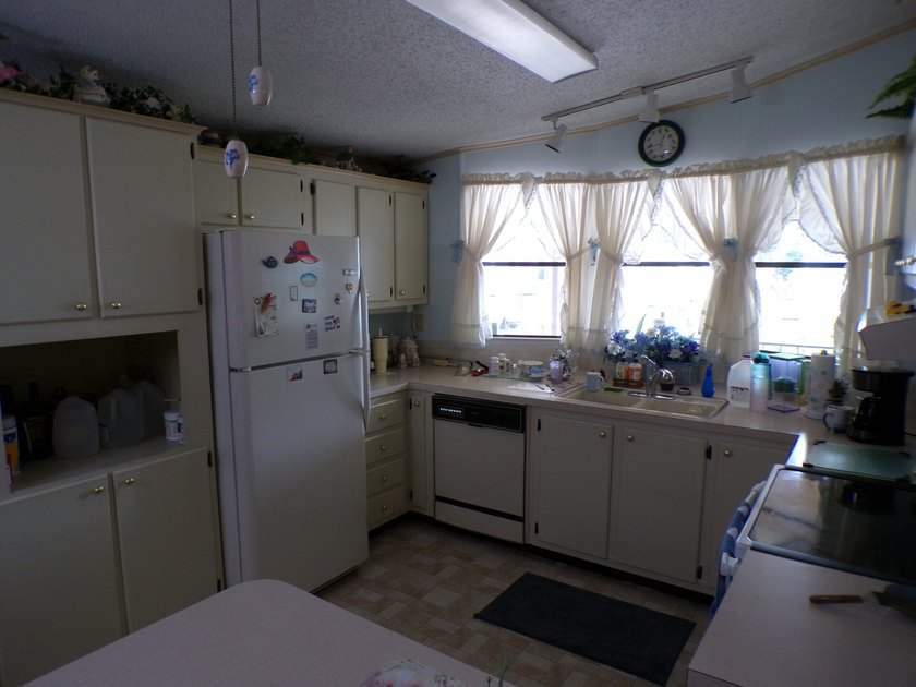 Well-maintained 1990 manufactured home located on a desirable - photo 5