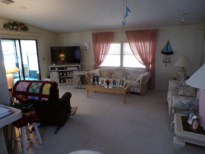 Well-maintained 1990 manufactured home located on a desirable - photo 6