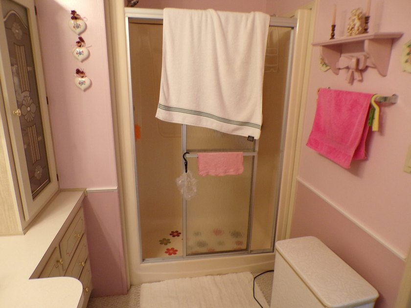 Well-maintained 1990 manufactured home located on a desirable - photo 10