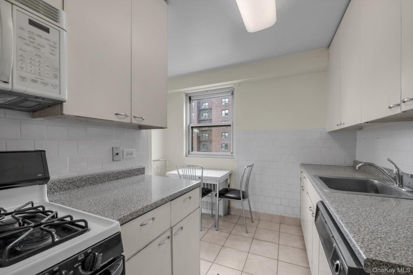 Welcome to this bright and spacious 2-bedroom, 2-bath residence - photo 11