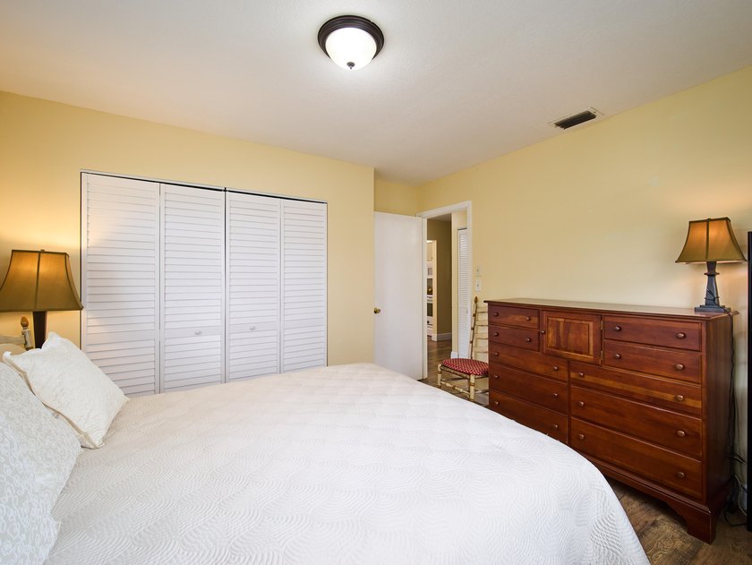 Welcome to this charming 2-bedroom, 2-bathroom villa nestled in - photo 8