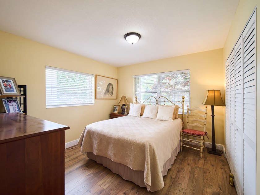 Welcome to this charming 2-bedroom, 2-bathroom villa nestled in - photo 9