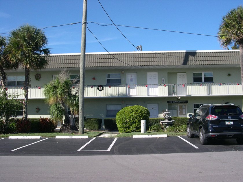Wow! New roof and A/C. Very low maintenance and boat dockage - photo 2