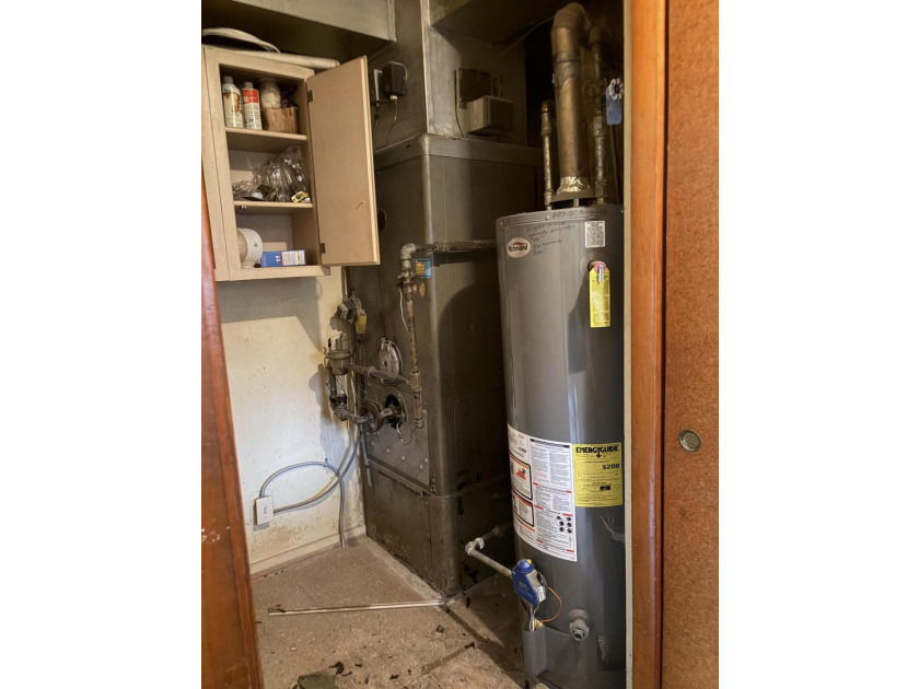 **Attention Investors, Handymen, and Savvy Tradesmen!** This - photo 8