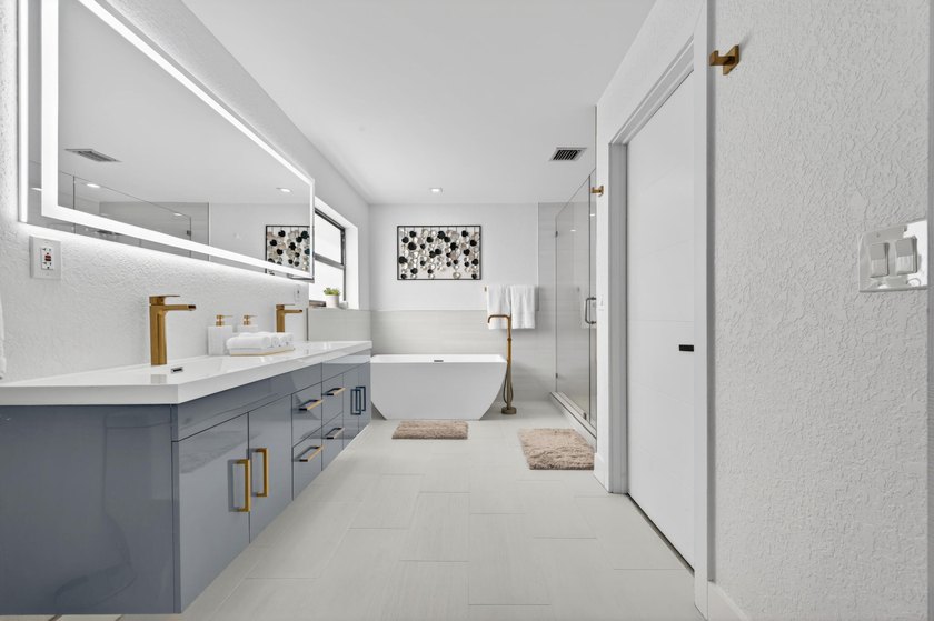 Welcome to this exceptional luxury pool estate in one of - photo 6