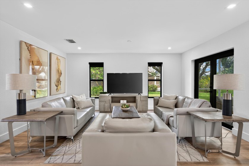 Welcome to this exceptional luxury pool estate in one of - photo 10
