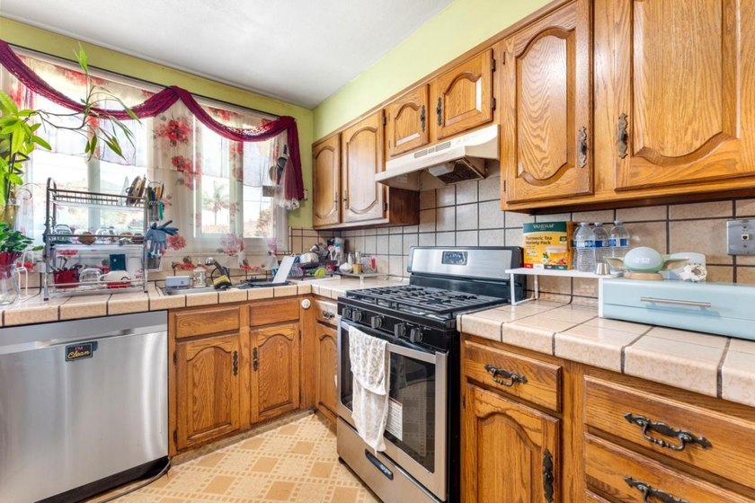Welcome to 123 Gardenia Way in East Palo Alto, a spacious and - photo 11