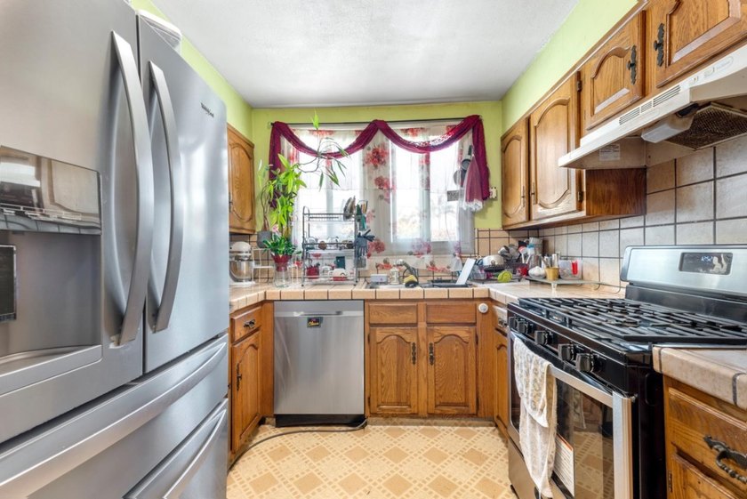 Welcome to 123 Gardenia Way in East Palo Alto, a spacious and - photo 12