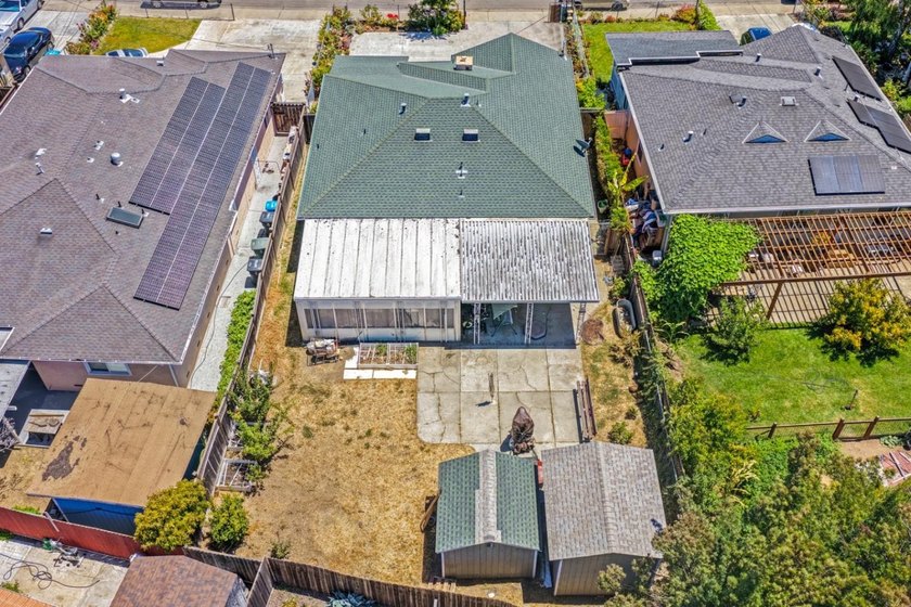 Welcome to 123 Gardenia Way in East Palo Alto, a spacious and - photo 29