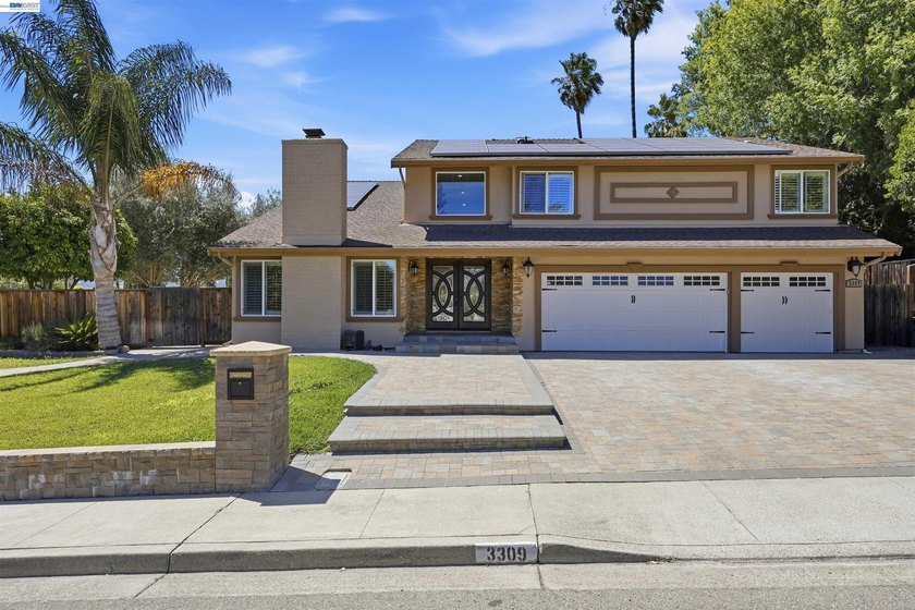 Beautifully updated executive home overlooking the 16th fairway - photo 4