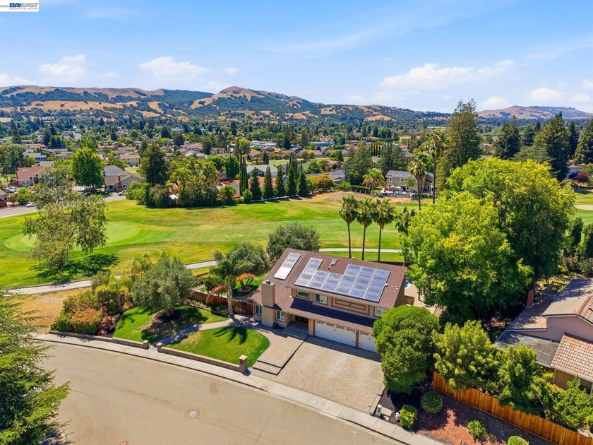 Beautifully updated executive home overlooking the 16th fairway - photo 8