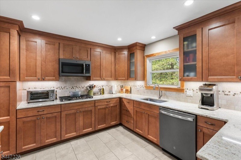 Updated &amp; move-in ready: spacious, well-maintained 4-bedroom - photo 2
