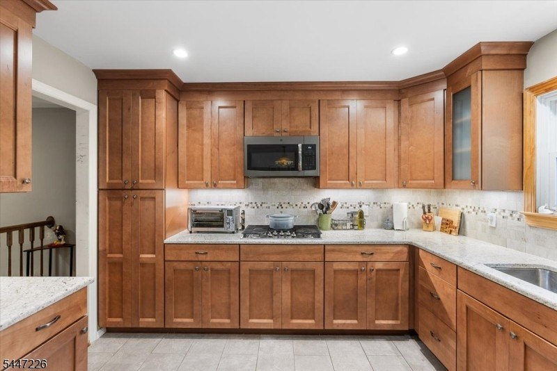 Updated &amp; move-in ready: spacious, well-maintained 4-bedroom - photo 4