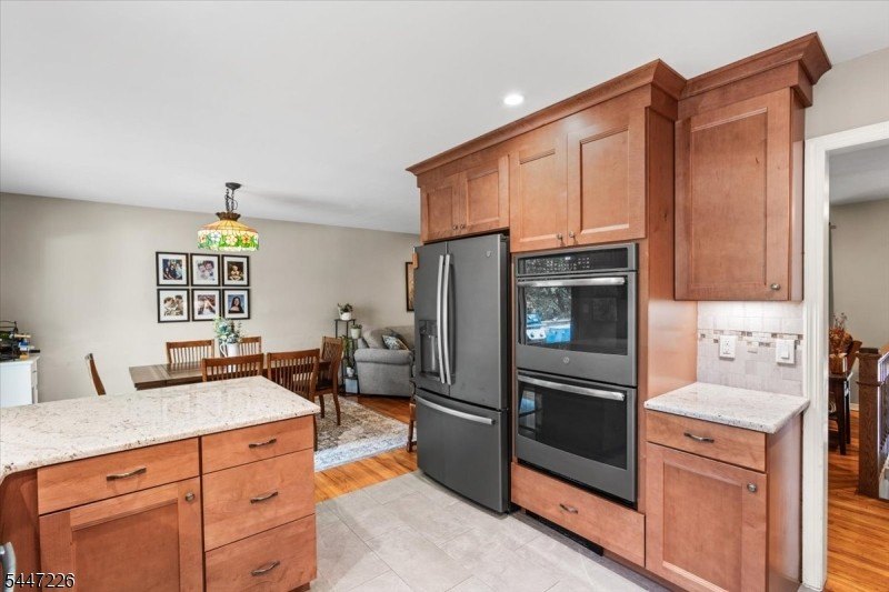 Updated &amp; move-in ready: spacious, well-maintained 4-bedroom - photo 6