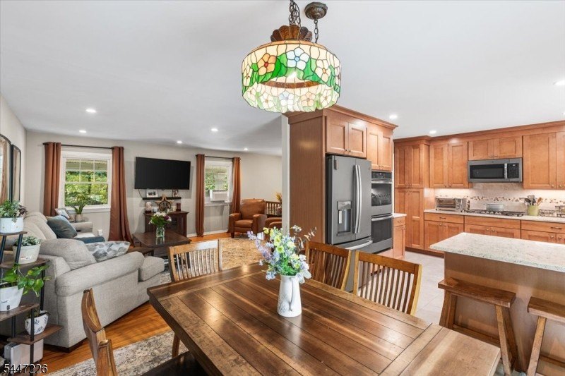 Updated &amp; move-in ready: spacious, well-maintained 4-bedroom - photo 7