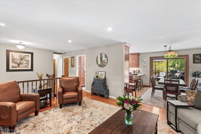 Updated &amp; move-in ready: spacious, well-maintained 4-bedroom - photo 9